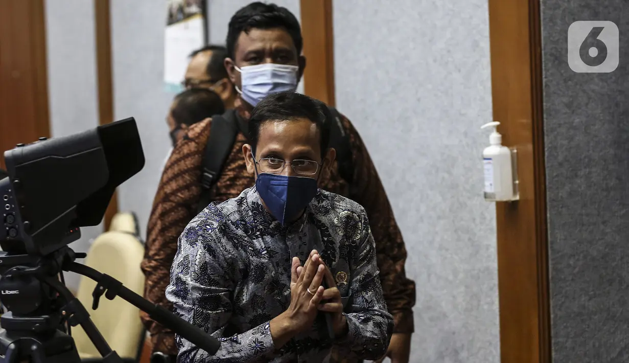 Mendikbud Nadiem Makarim (depan) mengikuti rapat kerja dengan Komisi X DPR di Kompleks Parlemen Senayan, Jakarta, Senin (16/11/2020). Rapat membahas evaluasi program belajar dari rumah terkait subsidi kuota internet serta isu-isu kesiapan rekrutmen guru honorer tahun 2021. (Liputan6.com/Johan Tallo)