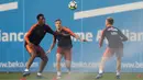 Pemain Barcelona, Yerry Mina, Lucas Digne dan  Ivan Rakitic, saat latihan jelang laga El Clasico di Joan Gamper, Barcelona, Sabtu, (5/5/2018). Barcelona akan berhadapan dengan Real Madrid. (AFP/Josep Lago)