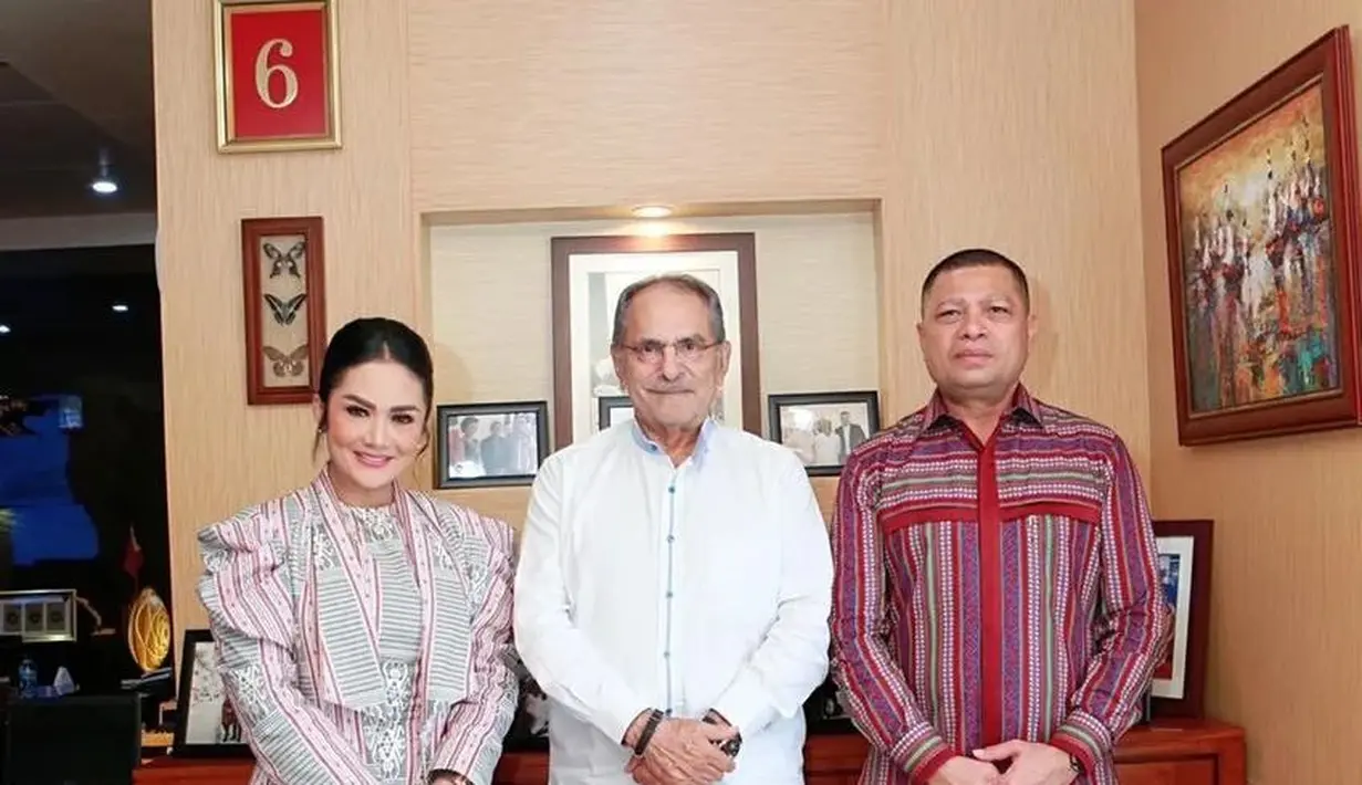 Ini bukan kali pertama Raul Lemos bertemu Ramos Horta. Mei 2022, pelantun “Mencintaimu” dan “Cobalah Untuk Setia” bersama suami bertatap muka dengan Ramos Horta. “Selamat atas pelantikan Nobel Peace Prize DR.Jose Ramos Horta sebagai Presiden Republik Demokrasi Timor Leste yg ke V,” cuit Krisdayanti melalui akun Instagram terverifikasinya kala itu. (Foto: Dok. Instagram @krisdayantilemos)