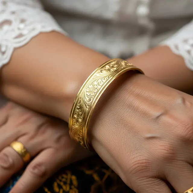 9 Gelang Emas Ukir Halus tapi Bernilai Tinggi untuk Wanita Usia 50+, Pesona Abadi