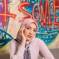 Jilbab Segi Empat Scarf Motif Premium Obelia DP (Sumber instagram.com/elzattahijab).