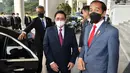 Presiden Joko Widodo (kanan) menyambut Perdana Menteri (PM) Vietnam Pham Minh Chinh (di Istana Kepresidenan Bogor, Jawa Barat, Jumat (23/4/2021). Presiden Joko Widodo menggelar pertemuan bilateral dengan PM Pham Minh Chinh untuk membahas kerja sama antara kedua negara. (FOTO: Biro Pers Kepresidenan)