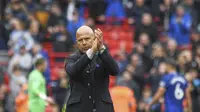 Manajer Liverpool, Arne Slot, memberi aplaus kepada para pendukung usai pertandingan Liga Inggris melawan Everton di Stadion Anfield, Liverpool, Inggris, Sabtu, 20 September 2025. (AP Photo/Rui Vieira)