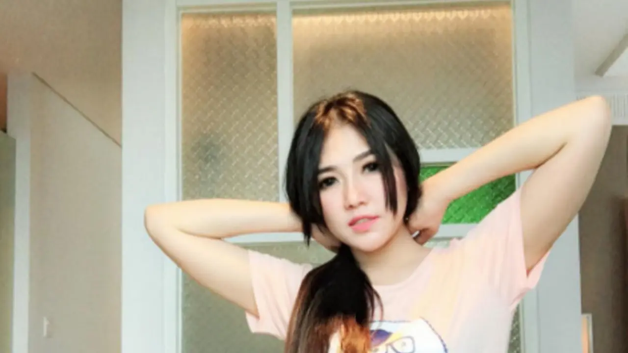 Tampilan Makeup Simpel Via Vallen yang Bikin Laki-laki Kesemsem