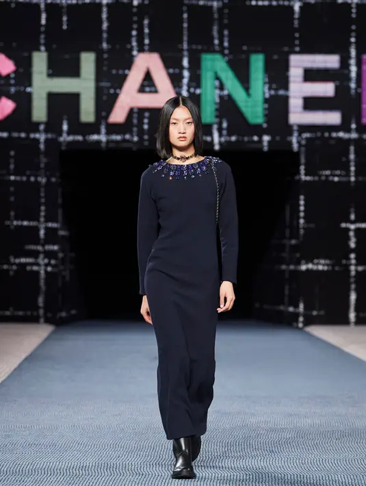 Selama puluhan tahun Chanel sukses membuat material tweed menjadi feminin. Memungkinkan kombinasi warna dan bahan yang tak terbatas, tweed adalah material yang tak lekang waktu.(Foto: dok Chanel)