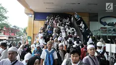 Kepadatan peserta Reuni 212 setibanya di Stasiun Gondangdia, Jakarta, Minggu (2/12). Kepadatan tersebut terkait acara Reuni 212 yang digelar di Monumen Nasional atau yang populer dengan Monas. (Merdeka.com/Iqbal S. Nugroho)