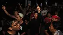 Suporter Liverpool bersorak gembira saat tim kesayangan mereka berhasil menjebol gawang lawan, Jakarta, Minggu ( 21/12/2014)(Liputan6.com/Miftahul Hayat)