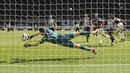 Kiper Newcastle United, Martin Dubravka gagal menghadang tendangan bek West Ham United, Issa Diop yang berbuah gol dalam laga lanjutan Liga Inggris 2020/2021 pekan ke-32 di St James' Park, Newcastle, Sabtu (17/4/2021). Newcastle menang 3-2 atas West Ham. (AP/Dave Rogers/Pool)