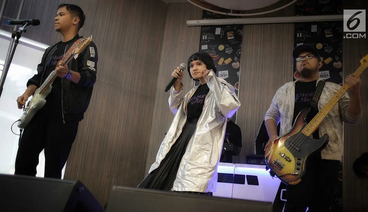 Grup band Nev+ saat peluncuran CD album resmi Asian Games 2018 yang berjudul 'Energy of Asia' di kawasan Jakarta, Kamis (19/7). (Liputan6.com/Faizal Fanani)
