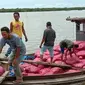 Tm gabungan menindak bawang merah asal Thailand sebanyak 13 ton yang dikemas dalam 650 karung masing-masing dengan berat 20 kilogram di Perairan Air Masin, Aceh Tamiang