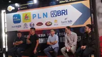 Para pembicara pada acara diskusi sepal bola dengan tema Liga Indonesia 2023/2024, Untung Rugi Format Baru Kompetisi di My Ten Caffee, Senayan Park, Jakarta, Rabu (31/5/2023) siang. (Bola.com/Hery Kurniawan)