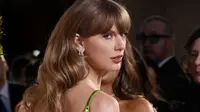 Penyanyi-penulis lagu AS Taylor Swift tiba untuk menghadiri ajang Golden Globe Awards tahunan ke-81 atau Golden Globes 2024 di hotel The Beverly Hilton di Beverly Hills, California, Minggu (7/1/2024). (Amy Sussman / GETTY IMAGES NORTH AMERICA / Getty Images via AFP)