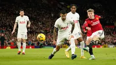 Pemain Manchester United Rasmus Hojlund (kanan) mencetak gol ke gawang Tottenham Hotspur pada pertandingan sepak bola Liga Inggris di Stadion Old Trafford, Manchester, Inggris, Minggu (14/1/2024). Manchester United gagal menaklukkan Tottenham Hotspur dan hanya mampu bermain imbang 2-2. (AP Photo/Dave Thompson)