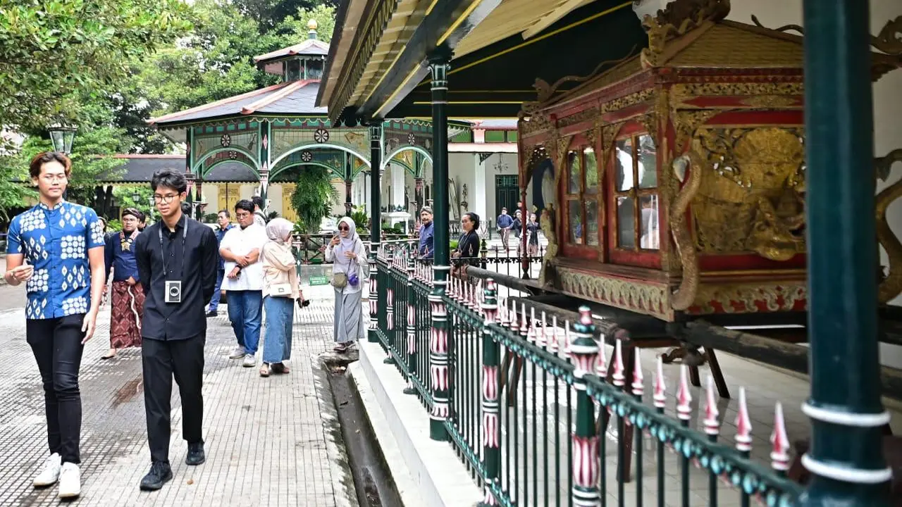 Muhammad Zinedine Alam Ganjar dapatkan kesempatan untuk berkeliling Kraton Ngayogyakarta Hadiningrat yang merupakan istana resmi Kesultanan Ngayogyakarta Hadiningrat yang berlokasi di Kota Yogyakarta, Daerah Istimewa Yogyakarta, Selasa (6/2) pagi (Istimew