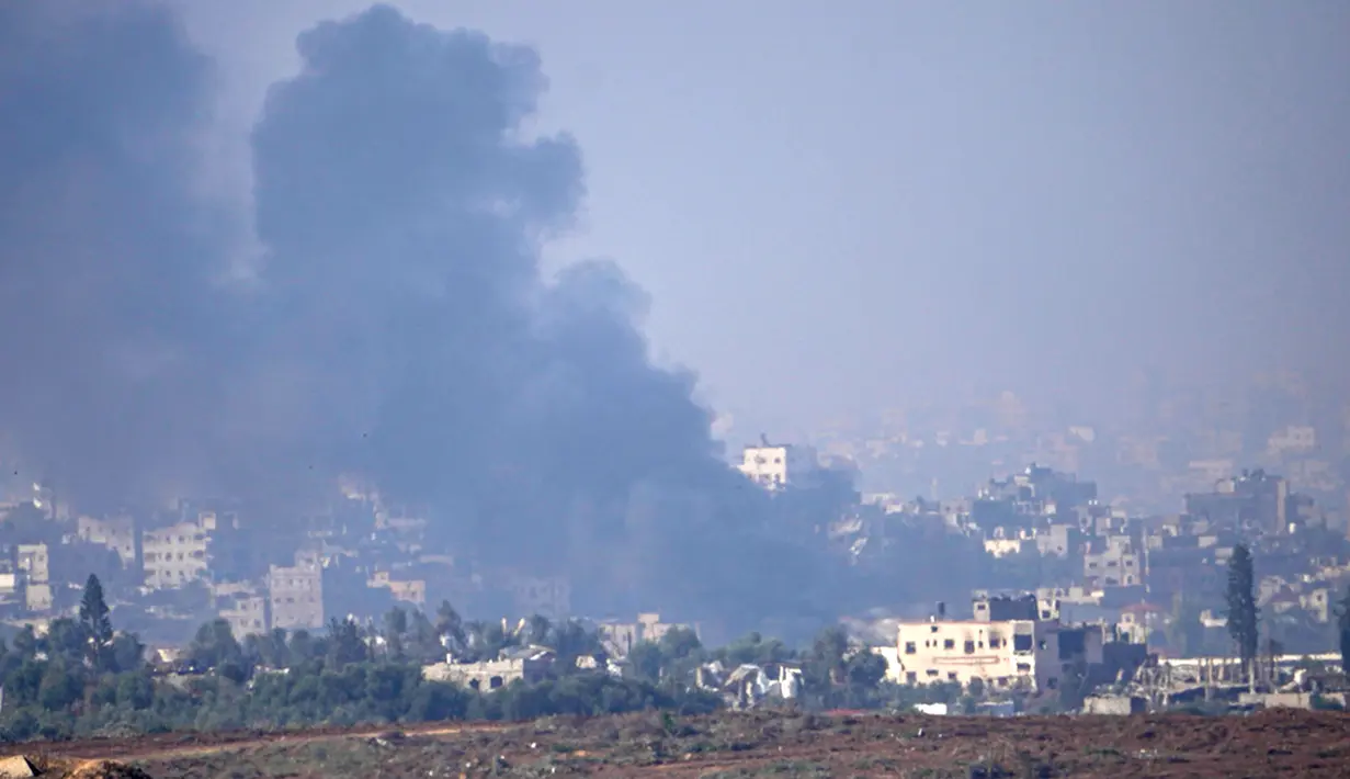<p>Menurut petugas medis dan saksi mata, seperti dilansir The Guardian, Sabtu (2/12), pengeboman Israel pada Jumat paling intens terjadi di wilayah Khan Younis dan Rafah yang terletak di selatan Gaza. Sejumlah titik di Gaza tengah dan utara dilaporkan juga menjadi sasaran. (AP Photo/Ariel Schalit)</p>
