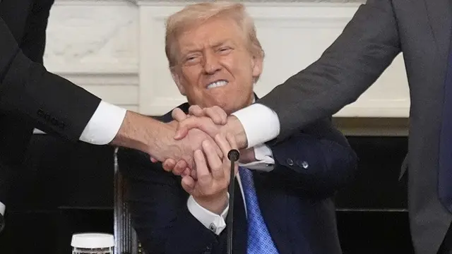 Presiden Donald Trump (tengah) memegang tangan Perdana Menteri Armenia Nikol Pashinyan (kanan) dan Presiden Azerbaijan Ilham Aliyev selama upacara penandatanganan perdamaian di Gedung Putih, Jumat, (8/8/2025).