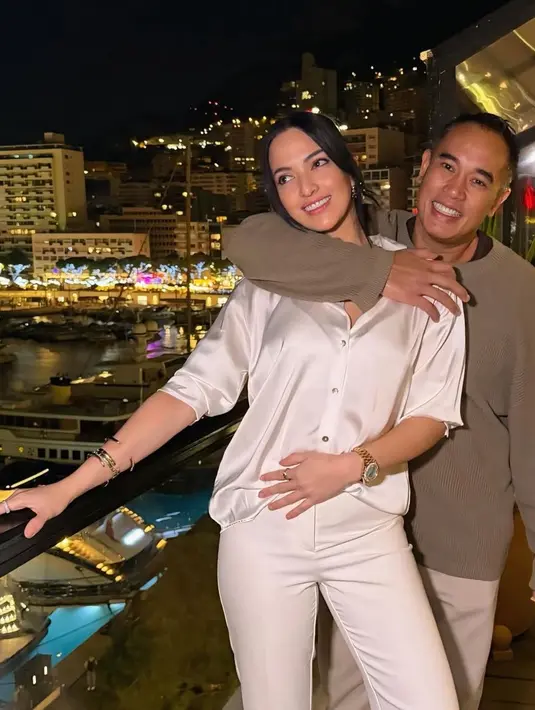 Kali ini, Nia Ramadhani dan Ardi Bakrie kenakan bawahan yang senada saat menikmati angin malam [@ramadhaniabakrie]