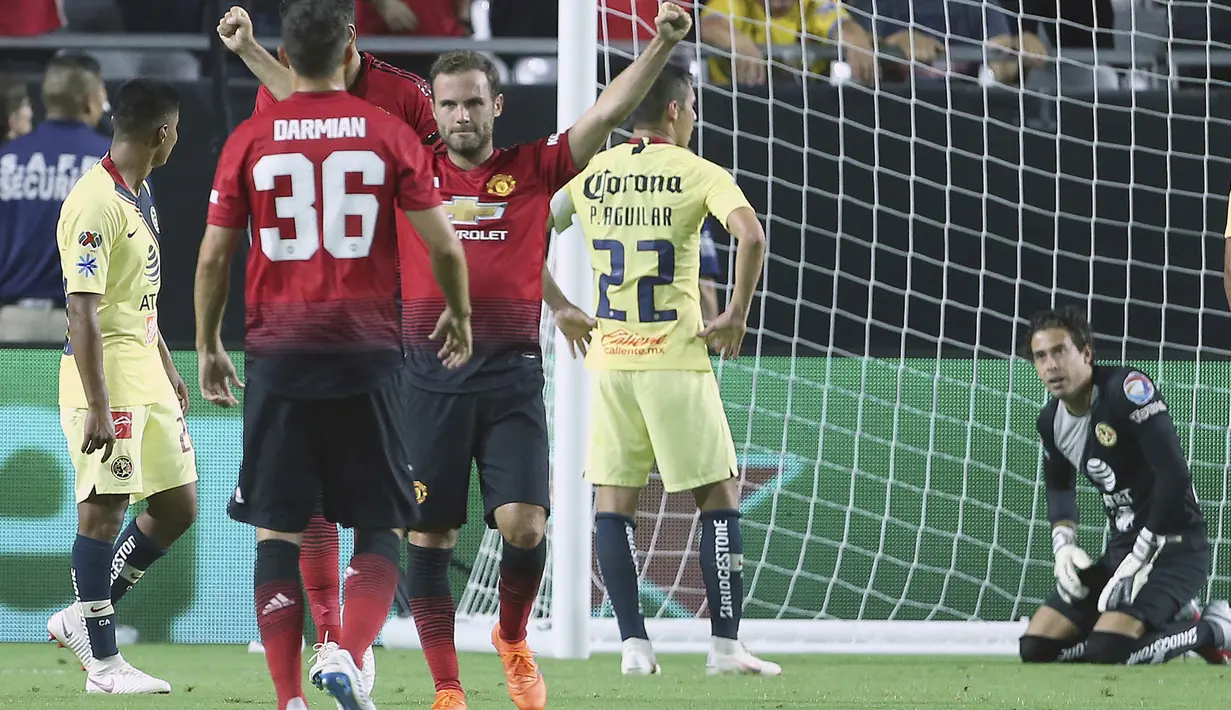 Juan Matta merayakan golnya ke gawang Club America pada laga uji coba di University of Phoenix Stadium, Glendale, Arizona, (19/7/2018). MU dan Club America bermain imbang 1-1. (AP/Ralph Freso)