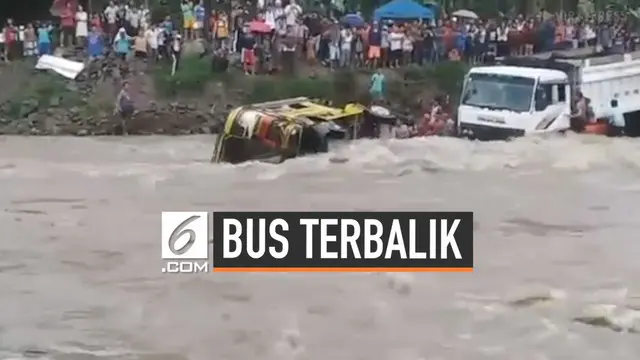 Sebuah bus berpenumpang terbalik dan terjun ke sungai yang berarus deras di Magsaysay, Filipina. Beruntung, tak ada korban jiwa dalam insiden ini.