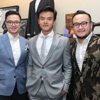 Dion Wiyoko fitting baju pengantin (Adrian Putra/bintang.com)