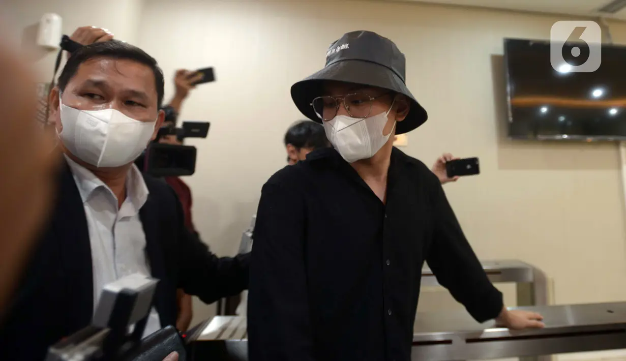 Indra Kesuma alias Indra Kenz (kanan) tiba di Gedung Bareskrim, Jakarta, Kamis (24/2/2022). Indra Kenz menjalani pemeriksaan terkait kasus dugaan penipuan investasi bodong aplikasi trading binary option Binomo. (merdeka.com/Imam Buhori)