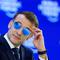 Presiden Prancis Emmanuel Macron terlihat mengenakan kacamata hitam saat pertemuan tahunan Forum Ekonomi Dunia di Davos, Swiss, Selasa, 20 Januari 2026. (Dok. AP Photo/Markus Schreiber)
