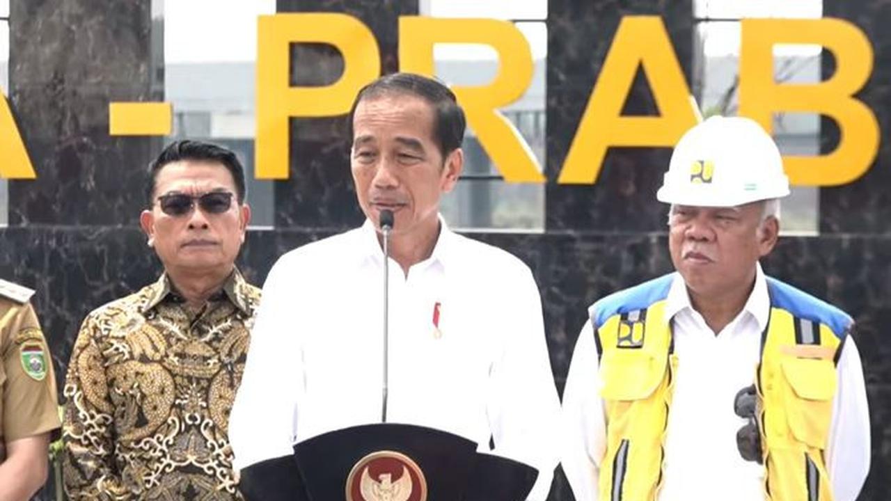 Presiden Joko Widodo atau Jokowi meresmikan jalan tol Indralaya-Prabumulih di Sumatera Selatan, Kamis (26/10/2023).