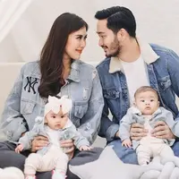 Syahnaz Sadiqah bersama suami dan anak kembarnya lakoni pemotretan. (Sumber: Instagram/@syahnazs)