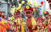 FOTO: “Jakarta dalam Warna”, Ribuan Penari Betawi Semarakkan Bundaran HI di Hari Bebas Kendaraan Bermotor