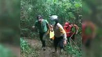 Penemuan Tengkorak Aneh Tergantung di Pohon Mahoni Bikin Heboh Warga Sukabumi. (Liputan6.com/Mulvi Mohammad)