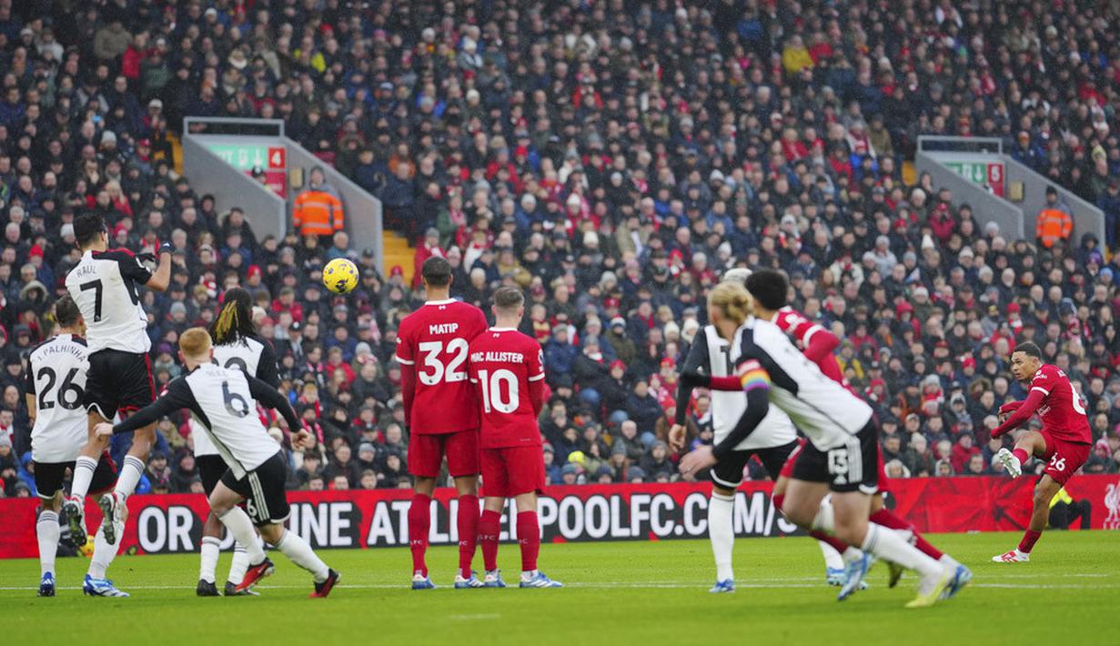 Pemain Liverpool, Trent Alexander-Arnold, melepaskan tendangan bebas ke gawang Fulham pada laga pekan 14 di Stadion Anfield, Minggu (3/12/2023). (AP Photo/Jon Super)