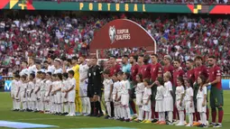 Para pemain starter Timnas Portugal dan Bosnia Herzegovina berbaris sebelum dimulainya laga Grup J Kualifikasi Euro 2024 di Luz Stadium, Lisbon, Portugal, Minggu (18/6/2023) dini hari WIB. (AP Photo/Armando Franca)