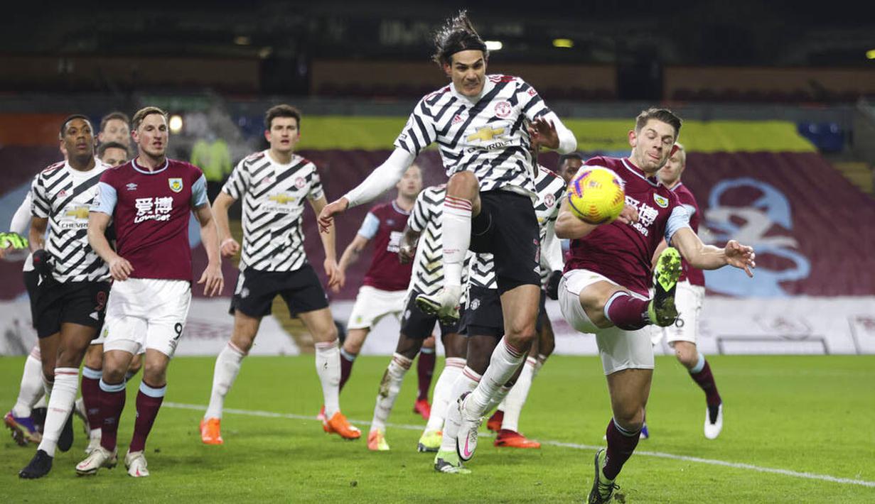 Striker Manchester United, Edinson Cavani, melepaskan tendangan saat melawan Burnley pada laga Liga Inggris di Stadion Turf Moor, Rabu (13/1/2021). Setan Merah menang dengan skor 1-0. (Clive Brunskill/Pool via AP)