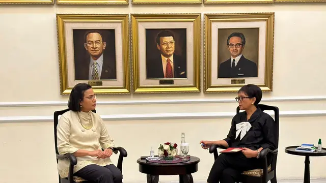 Menteri Luar Negeri Retno Marsudi (kanan) dan Menteri Keuangan Sri Mulyani Indrawati (kiri) dalam Penandatanganan MoU Kerja Sama di Jakarta, Senin (14/8/2023). (Liputan6/Benedikta Miranti)
