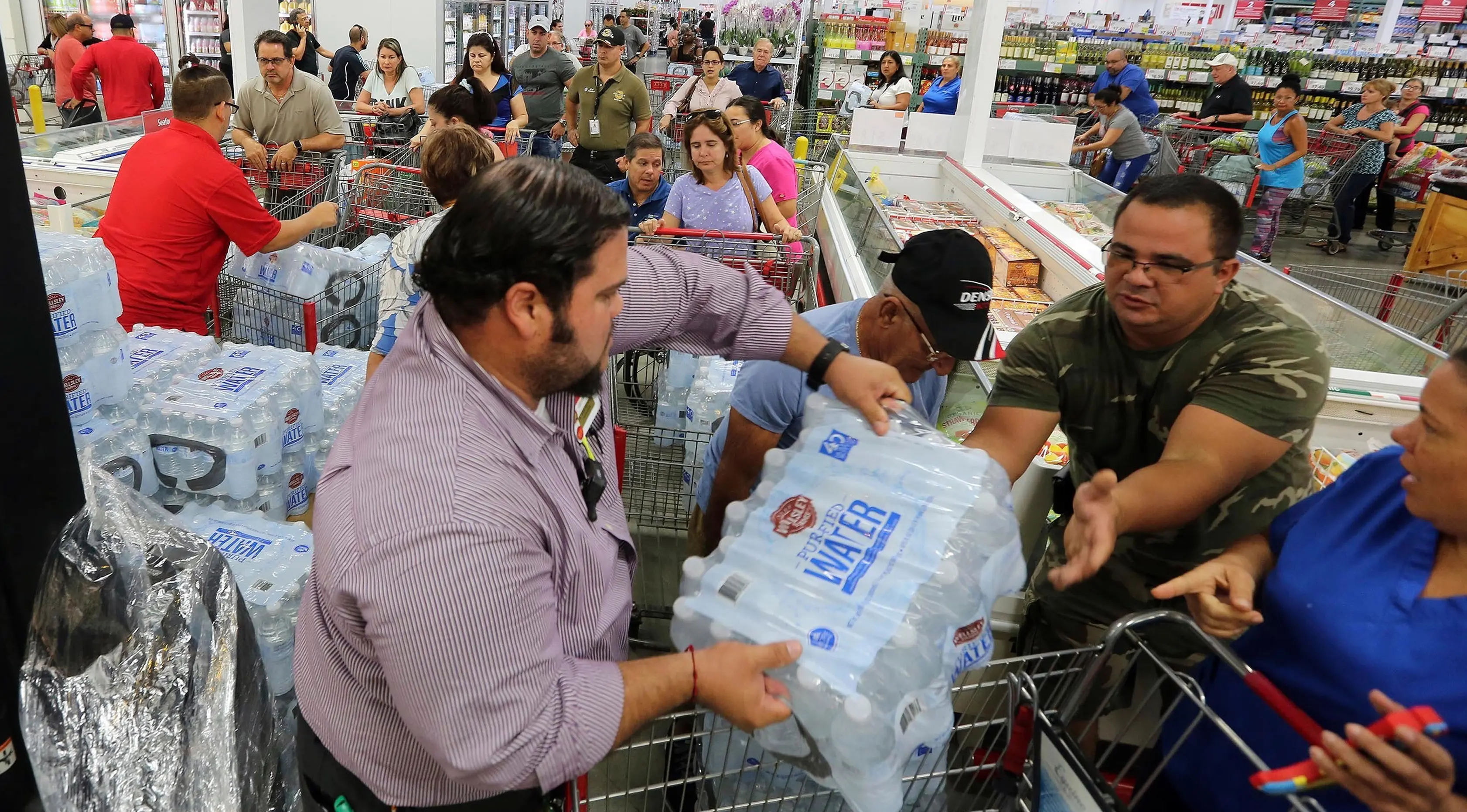 Warga Florida mengantre untuk membayar belanjaan mereka di BJ Wholesale, Miami, Selasa (5/9). Pasca Florida mengumumkan keadaan darurat menjelang badai Irma, warga menyerbu toko k memenuhi stok barang kebutuhan mereka. (Roberto Koltun/Miami Herald via AP)
