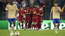 Pemain AS Roma, Romelu Lukaku (kanan) membayangi pemain Servette, Bradley Mazikou pada laga Grup G Liga Europa 2023/2024 di Olympic Stadium, Roma, Italia, Jumat (6/10/2023) dini hari WIB. Gol Lukaku menjadi keran gol kemenangan besar 4-0 AS Roma atas Servette. (AP Photo/Alessandra Tarantino)
