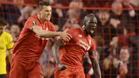 Mamadou Sakho (kanan), menyumbangkan satu gol untuk kemenangan Liverpool saat melawan Borussia Dortmund pada perempat final Liga Europa di Stadion Anfield, Liverpool, (14/4/2016). (AFP/Oli Scarff)