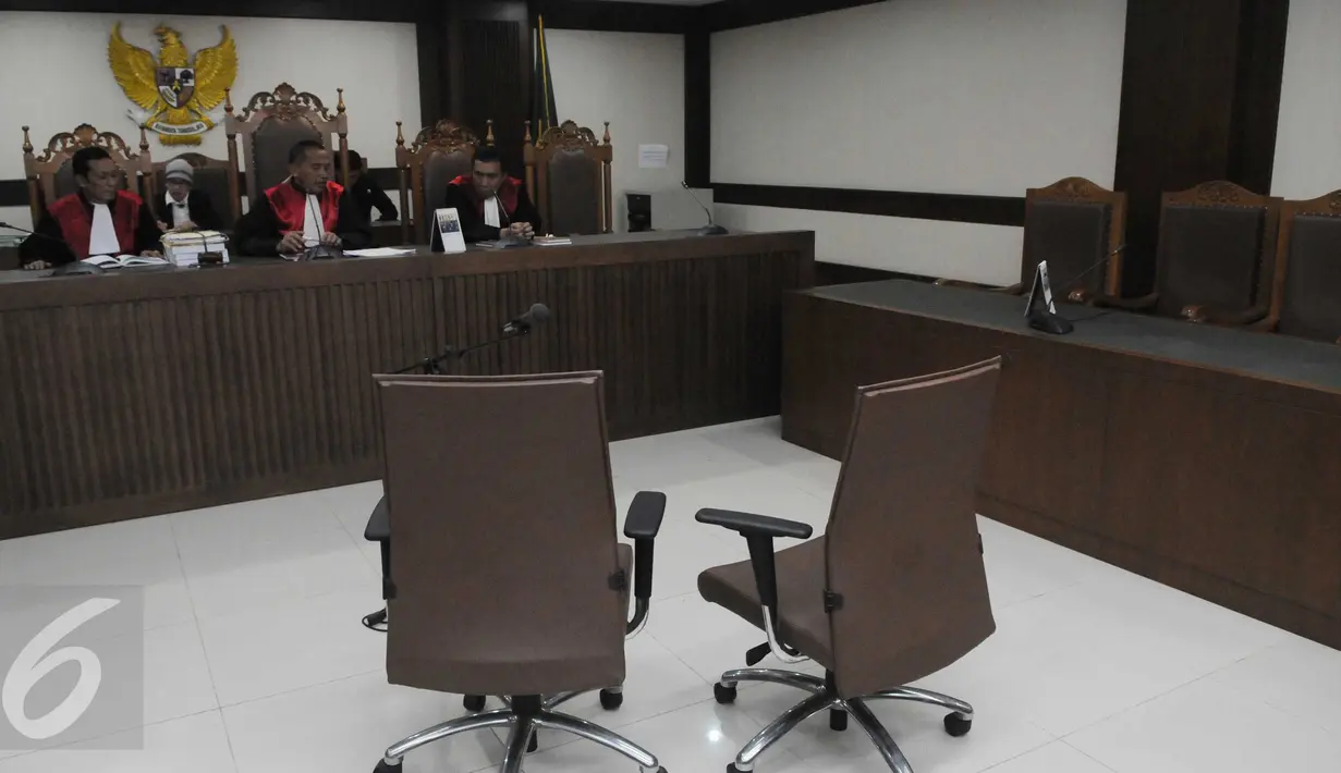Ketua majelis Hakim Sugeng Riyono (tengah) saat memimpin sidang dakwaan warga Bukit Duri versus Ahok di PN Jakarta Pusat, (7/6). Sidang perdana gugatan terhadap Pemprov DKI Jakarta terkait rencana penggusuran permukiman warga.(Liputan6.com/Helmi Afandi)