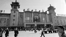 Aktivitas sejumlah warga di depan stasiun kereta api Beijing pada September 1973. (AFP Photo)