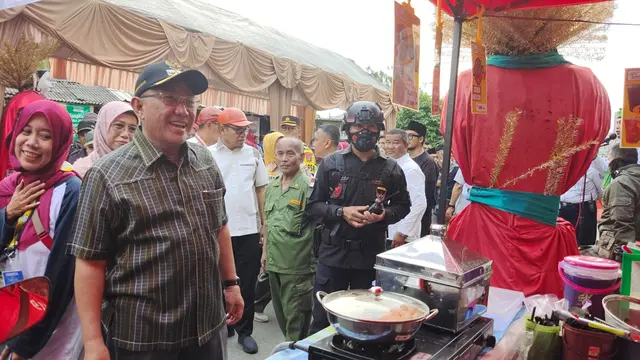 Wali Kota Depok saat membuka pasar rakyat malam takbiran di Jalan H Naming Bothin, Kecamatan Pancoran Mas, Kota Depok. (Liputan6.com/Dicky Agung Prihanto)