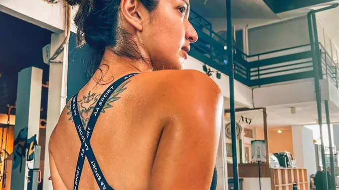 Nia Ramadhani kembali pamer tato di punggungnya