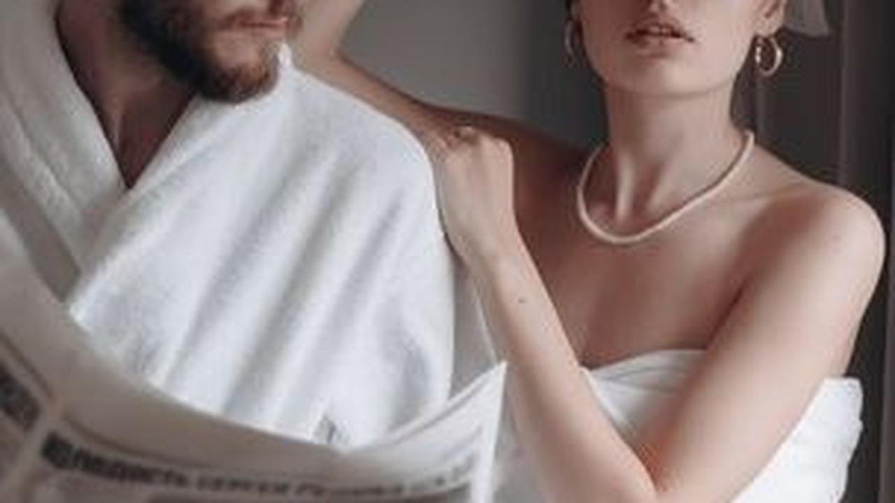 3. Gunakan Sex Toys<br>Penggunaan sex toys seperti vibrator dapat menjadi tambahan yang menyenangkan dalam afterplay, menciptakan suasana yang santai dan menyenangkan.