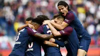 Para pemain PSG merayakan gol yang dicetak oleh Neymar ke gawang Girondins Bordeaux pada laga Liga 1 Prancis di Stadion Parc des Princes, Sabtu (30/9/2017). PSG menang 6-2 atas Girondins Bordeaux. (AFP/Franck Fife)