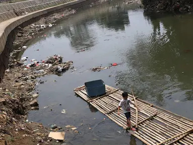 Seorang anak bermain di bantaran Sungai Ciliwung, Jakarta, Jumat (7/9). Dinas Lingkungan Hidup DKI Jakarta mengungkapkan 61% aliran sungai di Jakarta mengalami pencemaran berat berasal dari limbah domestik dan indsutri. (Liputan6.com/Immanuel Antonius)