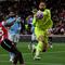 Kiper Manchester City asal Italia #25, Gianluigi Donnarumma, meninju bola dalam pertandingan&nbsp;Premier League antara Brentford dan Manchester City di Stadion Komunitas Gtech, London, pada 5 Oktober 2025. (Adrian Dennis/AFP)
