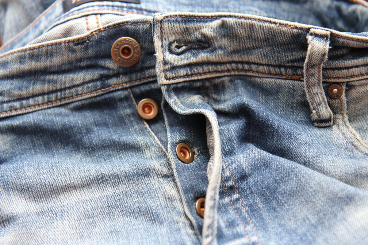 Cara Mengatasi Jeans yang Terlalu Ketat di Pinggang