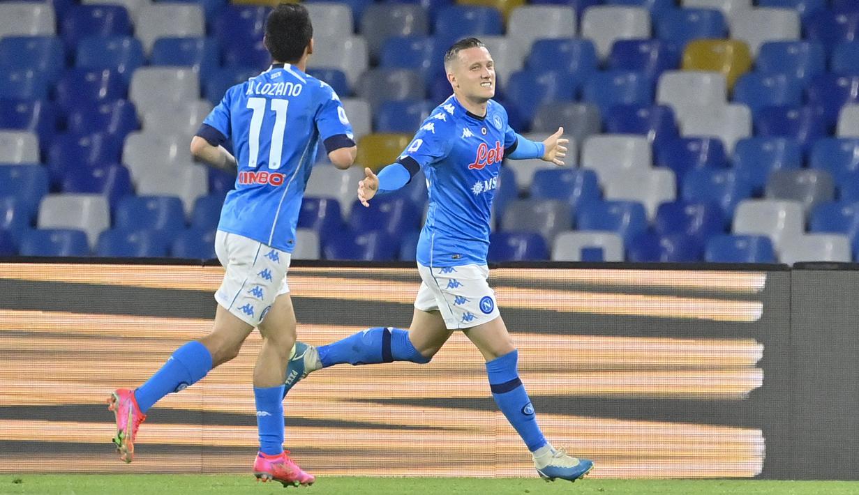 Gelandang Napoli, Piotr Zielinski (kanan) melakukan selebrasi usai mencetak gol pertama timnya ke gawang Udinese dalam laga lanjutan Liga Italia 2020/2021 pekan ke-36 di Diego Armando Maradona Stadium, Naples, Selasa (11/5/2021). Napoli menang 5-1 atas Udinese. (LaPresse via AP/Fabrizio Corradetti)