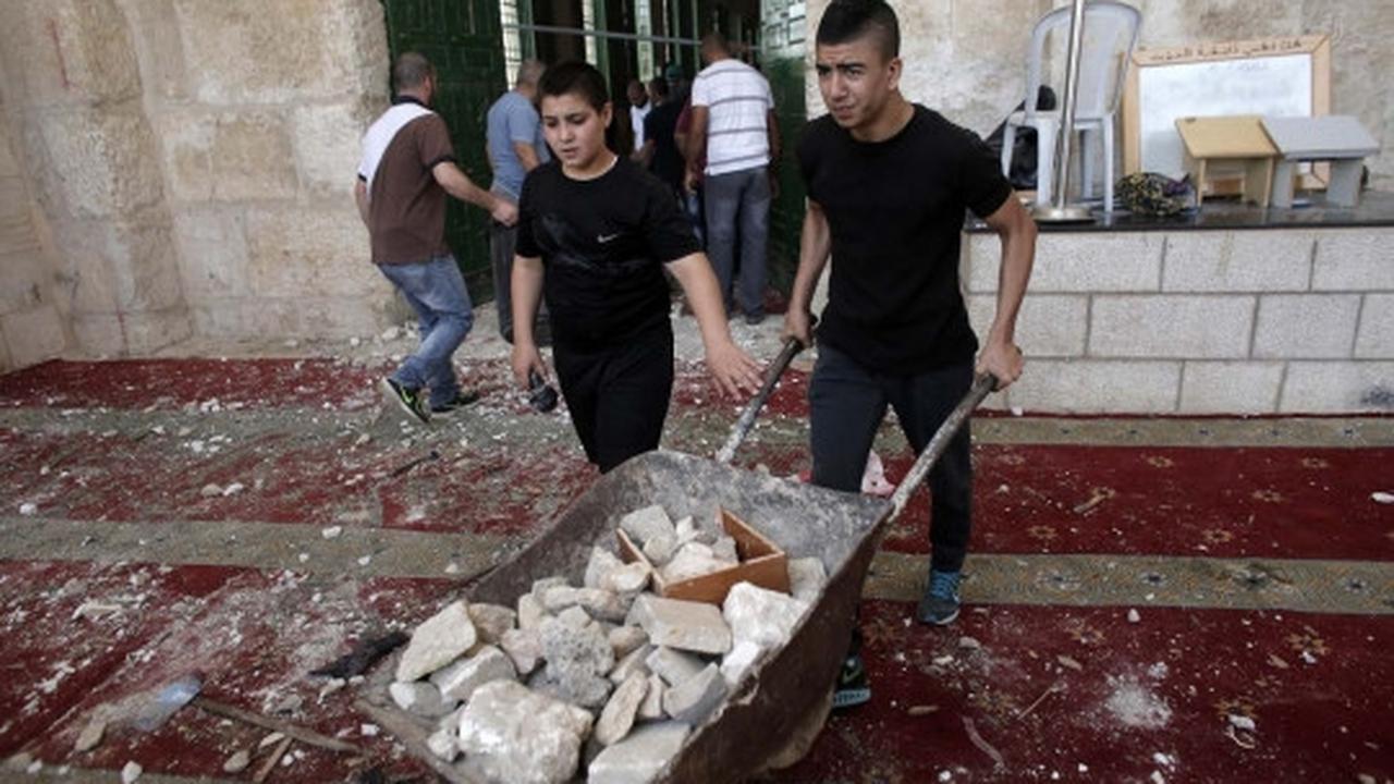 Gotong-royong warga Palestina bersihkan reruntuhan Masjidil Aqsa