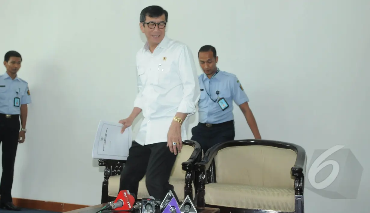 Menkumham Yasonna Laoly bersiap sebelum menggelar jumpa pers di Kemenkumham, Jakarta, Selasa (10/3/2015). Kementerian Hukum dan HAM mengesahkan DPP Partai Golkar hasil Munas Ancol kubu Agung Laksono. (Liputan6.com/Herman Zakharia)