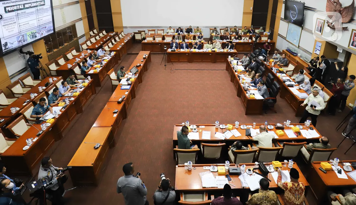 KSAD Jenderal TNI Agus Subiyanto mengikuti uji kelayakan dan kepatutan (fit and proper test) calon Panglima TNI di Komisi I DPR, Kompleks Parlemen, Senayan, Jakarta, Senin (13/11/2023). (Liputan6.com/Herman Zakharia)